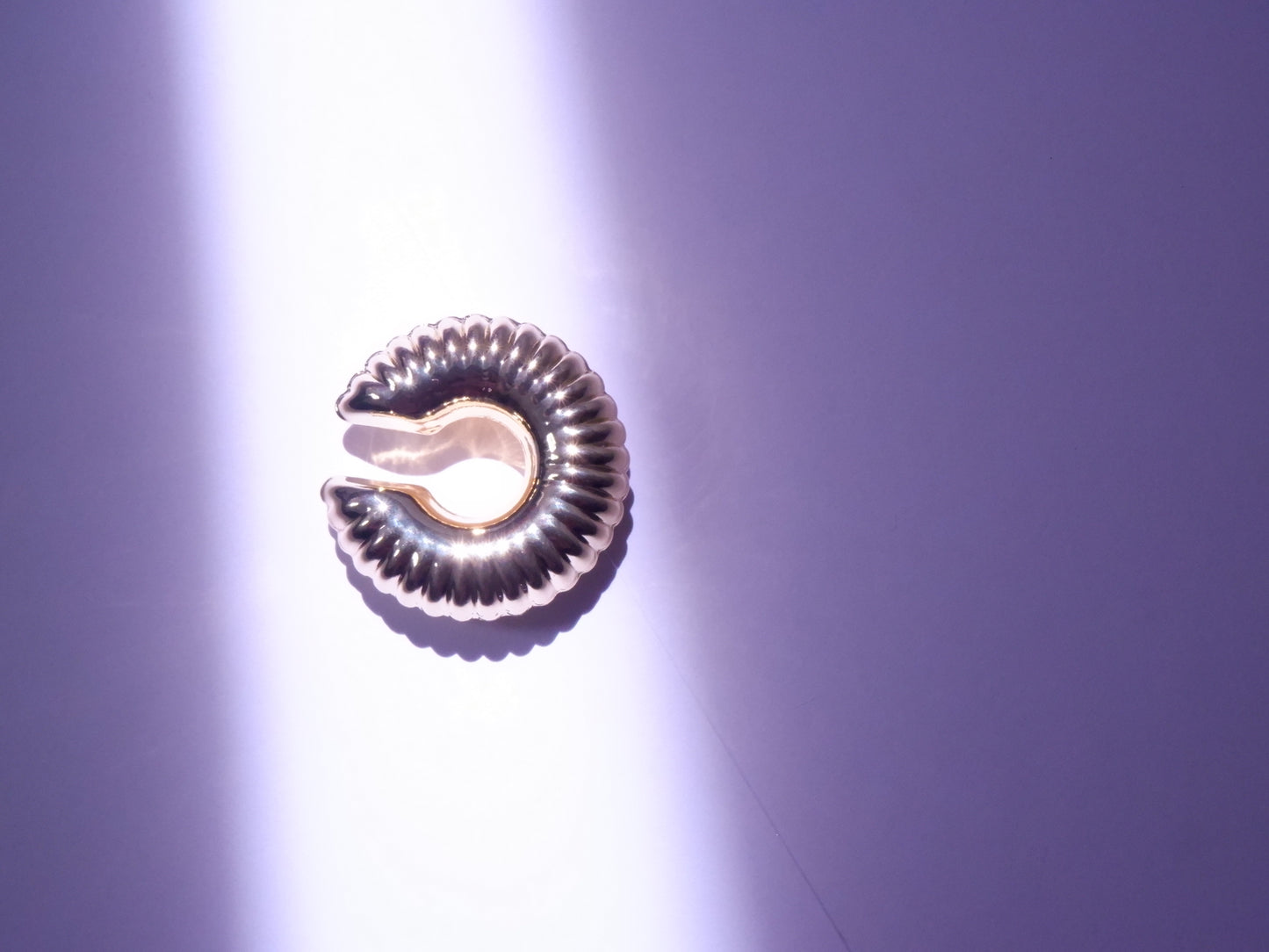 Ear Cuff Επιχρυσωμένο Ατσάλι Με Ρίγες 1pc