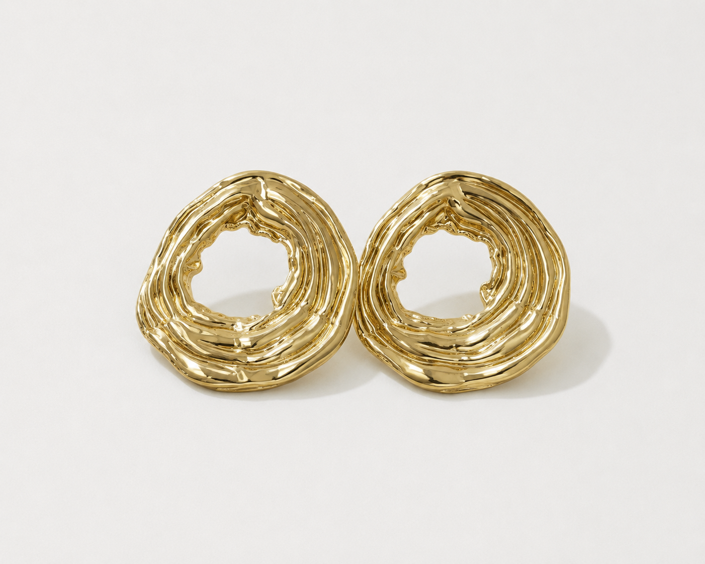 Gold Earring With Circle Disign