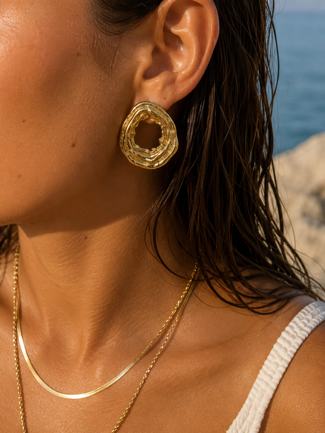 Gold Earring With Circle Disign
